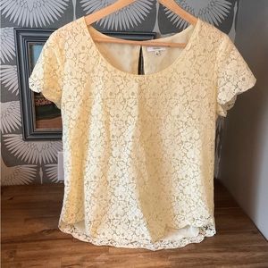 EUC. Aritzia Talula Pale Yellow Lace Tshirt / Lace Aritzia Top in Pale Yellow